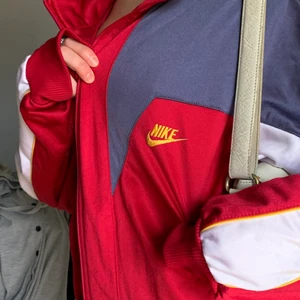 Nike tröja - Supersnygg och unik oversized nike tröja. Köpt second hand men väldigt bra skick och använd fåtal gånger. 
