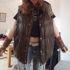 Ralph Lauren väst strl M - Fin ralph lauren väst i nylon med huva. Passar perfekt nu på våren! Storlek M. Köpte den i en finare begagnad affär för 480 kr, själv har jag endast använt den en gång. Inga defekter på den.💫 Pris:400 kr+frakt, kan eventuellt mötas i malmö. 