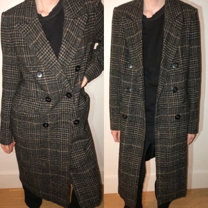 Lång Rutig Vårkappa - En supersnygg och skön höst/vårkappa. Tjejen som bär kappan är 178, så kappan är hyfsat lång i modellen vilket är så snyggt och trendigt. Kappan är köpt på vero Moda för ca 1 år sedan och är sparsamt använd och o fint skick. Kappan är gjord av 13% Ull så den är värmande men passar till våren! (Nypris 750kr)