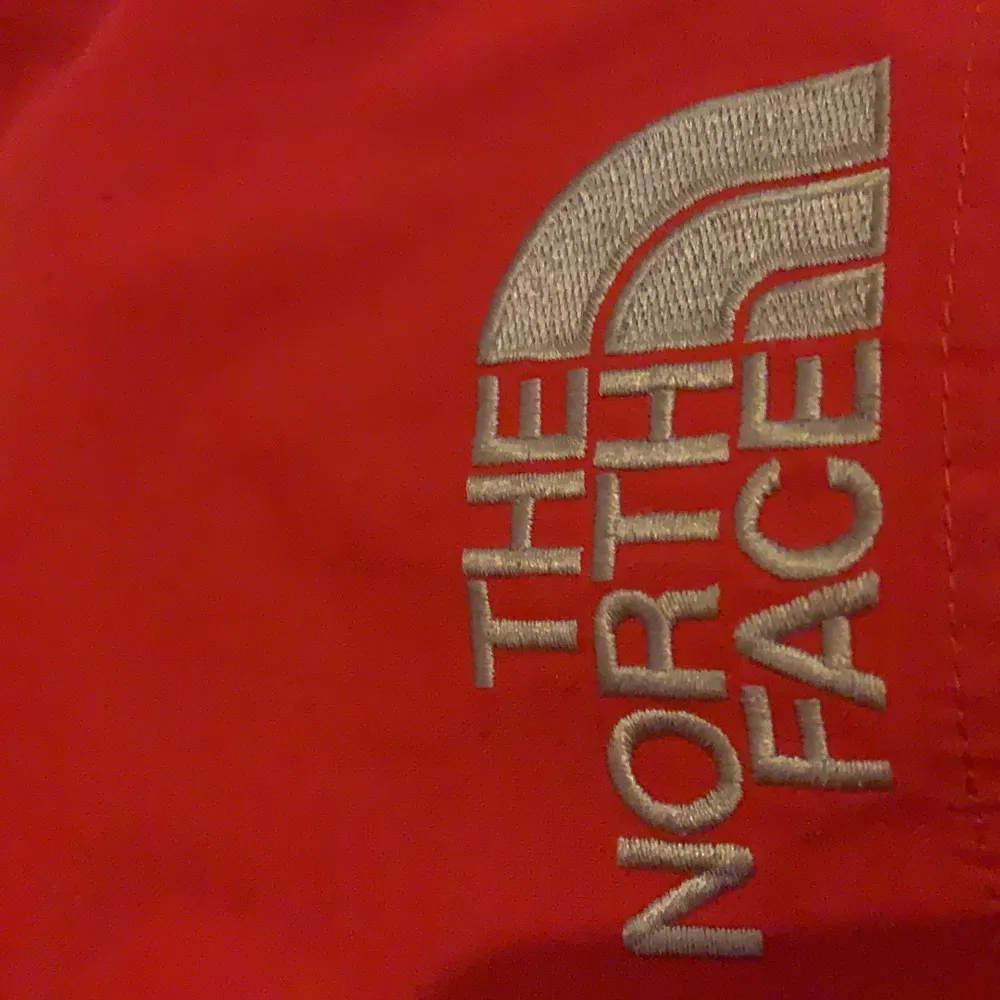 Röd äkta North Face herrvinterjacka, sparsamt använd men behöver tvättas, går att pruta lite, fraktas ej. Jackor.