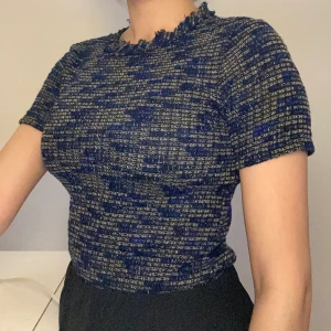 Topp från Zara - Fin och trendig topp som är i skönt och stretchigt material. Mycket sparsamt använd och därmed i mycket bra skick. 💙 