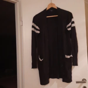 SVART/VIT LÅNGTRÖJA - Svart, vit, långtröja, fickor storlek S. 30 kr eller bud.