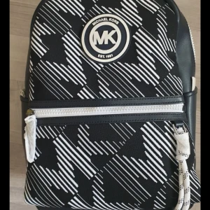 michael kors ryggsäck - Helt oanvänd. Inte min stil fick den i julklapp sen dess har den legat. Köpt i dubai. Självklart äkta. Nypris ca 6000