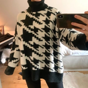 Stickad polo - Supergosig hundtandsmönstrad stickad tröja!💞❤️ Väldigt tjock och fin kvalitet och dessutom supermjuk. Verkligen skönaste tröjan jag äger!!! Endast använd ett fåtal gånger