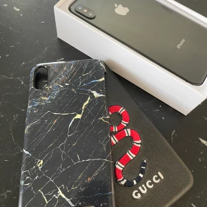 iPhone XS Max 64GB - Inköpt i nyskick från Swappie för 11500kr Använd under ett års tid Ej låst Batterihälsa: 89% 2st skal följer med Kan skickas gratis i förutsättning att man swishar för telefonen innan!