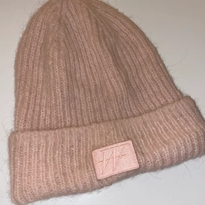 Carin Wester Mössa - En Carin Wester mössa jag köpt på Åhléns men enbart använt 1 gång. Original pris är 299kr men säljer för 100kr (+ frakt) Såg även att mössan är slut online på Åhléns! 