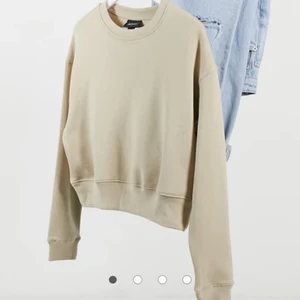 Croppad Sweatshirt - En croppad sweatshirt från monki som är slutsåld på sidan och sparsamt använd (2-3ggr). Första bilden är mest lik hur den är i färgen. Jättefin men kommer som sagt var inte till användning. Priset 100kr är exl frakten som kostar 66kr och är spårbar. 🥰