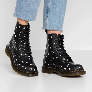 Dr Martens 1460 Pascal Hearts Leather ankel boots - Jag säljer mina Dr martens skor eftersom att de är för små för mig.  De är använda några få gånger så i fint skick.