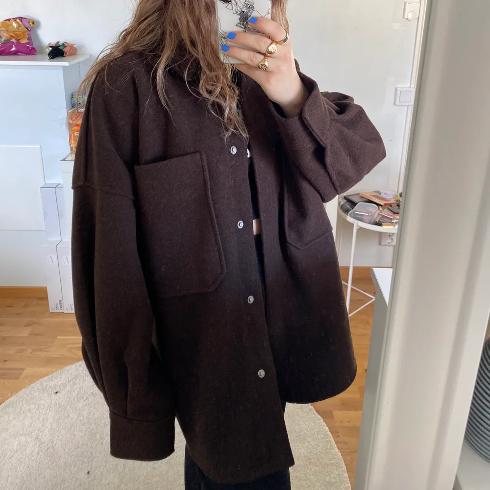 En jättefin brun jacka som jag köpt på H&M (slutsåld), väldigt trendig och helt oanvänd!! Säljer för får ingen användning av den tyvärr:/ Storlek M men sitter väldigt oversized. Kontakta mig vid fler bilder eller frågor🤎🤎. Jackor.