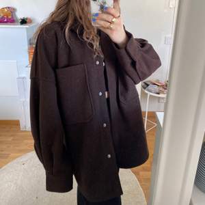 En jättefin brun jacka som jag köpt på H&M (slutsåld), väldigt trendig och helt oanvänd!! Säljer för får ingen användning av den tyvärr:/ Storlek M men sitter väldigt oversized. Kontakta mig vid fler bilder eller frågor🤎🤎