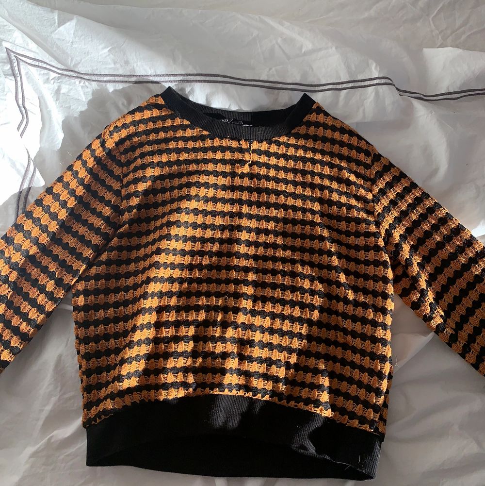 Slutsåld tröja från zara. Storlek M men croppad model, skulle därmed passa XS-M! Har några lösa trådar (se bild 2) som enkelt går att fixa, köptes på rea och defekten var redan där. Bortsätt från det, inga konstigheter, aldrig använd 💖. Tröjor & Koftor.