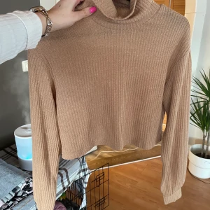 Croppad turleneck tröja, stl S - ♥️ Croppad turtleneck tröja i nude/brun färg från märket SHEIN. Frakt tillkommer♥️ 
