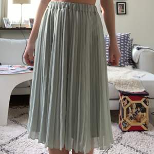 Superfin sommar kjol från HM som från början var lång men den är uppsydd till vaden så den ska vara enklare att röra sig i🌞säljer då jag inte använder den längre och den är från början knappt använd. Hör av er vid intresse🤩köparen står för frakten!