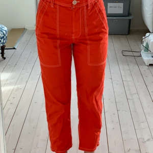 Arket byxor - Säljer mina asballa oranga byxor från Arket med vita sömmar. Köpt för något år sedan men i superfint skick eftersom de inte är använda alls nästan🤩storlek 36💓köparen står för frakten!