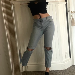 Vintagejeans! - Köpta för flera år sedan från beshka! Skriv privat vid intresse✌🏼 Jag är 180 därav korta på mig, samt tajta på mig då jag egentligen är en 40 & och 36 i storlek!