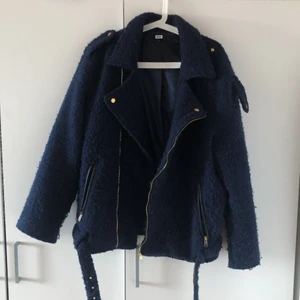 En blå jacka  - 90 %polysters 10% ull