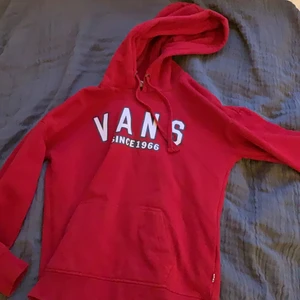 Snygg Vans hoodie! - Jag fick den för några år sedan men jag har inte använt den så mkt så den är i helt okej skick! Lite målarfärg på baksidan av armen men det är inget som syns enligt mig men det är ju från person till person! Köpt för 400kr säljer för 100kr!🤍