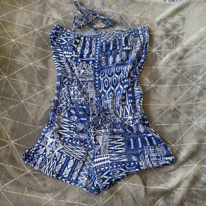 Byxdress - Superfin och somrig byxdress! Går att ha axelband om man vill (knutet) men går också att ha utan. Snörning i midjan.