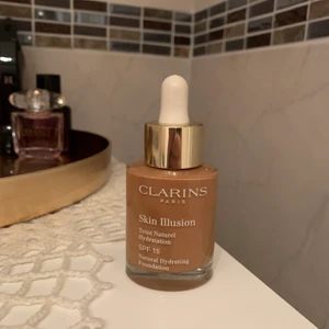 Clarins foundation - En nästintill oanvänd foundation, endast öppnad för att se färgen. Nypris ca 440 kr. Mitt pris 250 kr