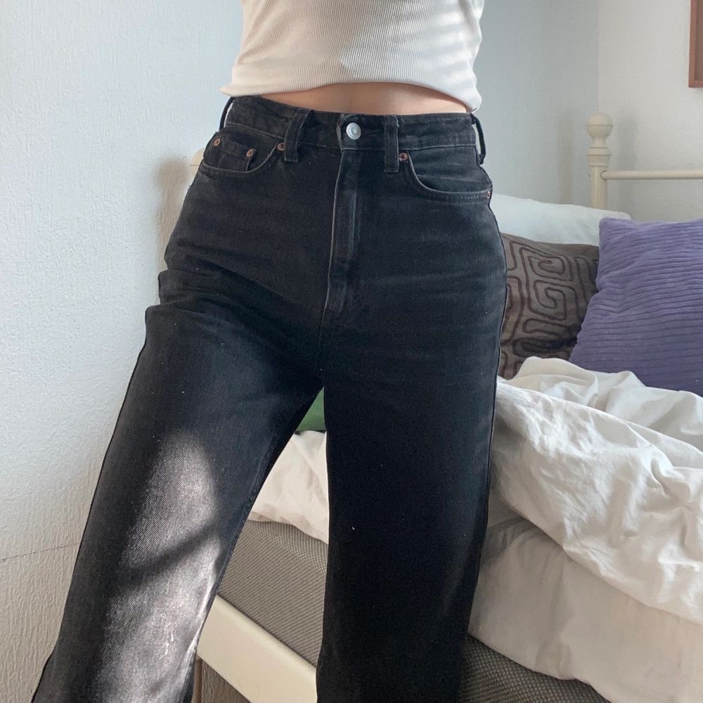 Svinsnygga svarta weekday jeans i modellen rowe (lite urtvättat svarta), jag är 170 och de passar lämgdmässigt, säljer då jag behöver pengarna! Frakt tillkommer. Jeans & Byxor.