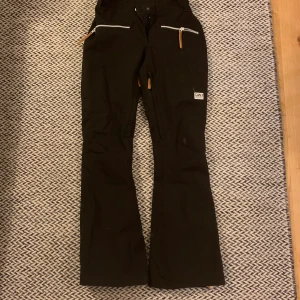 CLWR colour wear skidbyxor - Mycket bra skicka, bara använda 1 gång! Skidbyxor i färg svart med läder-detaljer. Nyspris ca 1800kr! Storlek S (small)