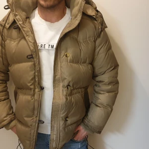 Boomerang dunjacka med avtagbar luva - Jätteskön dunjacka som man inte behöver frysa i. Ca 2 år gammal. Skulle behövas en liten tvätt kanske så är den som ny!