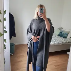 Mjuk stickat poncho med slits fram & gosig hög polokrage. ONE SIZE! ALDRIG använd så i utmärkt skick! 