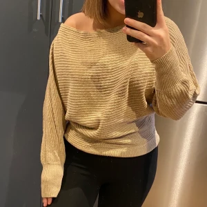 Stickad tröja  - Stickad tröja från NAKD i beige. Storlek S, säljer för 60kr 