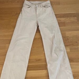 Monki jeans - Säljer mina snygga beiga monki jeans å storlek w25 men passar 25-27. Köpte dom för 500kr❤️