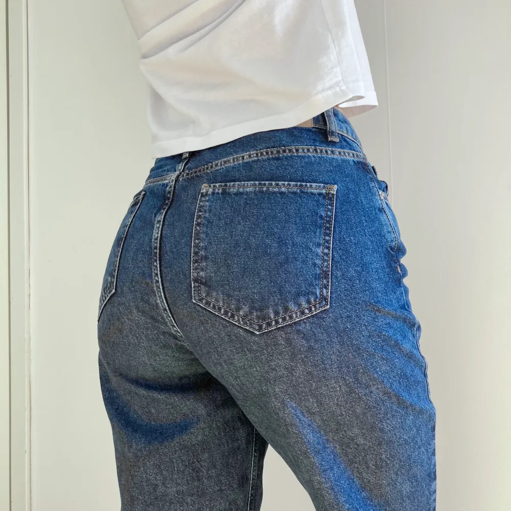 Sjukt snygga och SÅ sköna jeans i väldigt bra kvalitet från NA-KD köpta för 499 kr. Endast använda en gång och sitter så snyggt men säljer då jag tycker de är lite för korta i benen för mig som är 180 🥺 Passar 38/40. Köparen står för frakt 🤍. Jeans & Byxor.