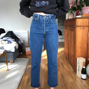 Högmidjade raka jeans från Levis. I nyskick. Stl W26 L29. Köparen står för frakten, högsta bud. 