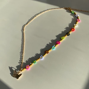 Egentillverkat halsband  - Egentillverkat halsband 🌺 Guldfärgad kedja med blommor och fjärilshänge. Passar perfekt till våren/sommaren!                                                                Går att reglera längd, 43cm - 50cm.                                 Säljer för 50kr + 12 kr i frakt 💕