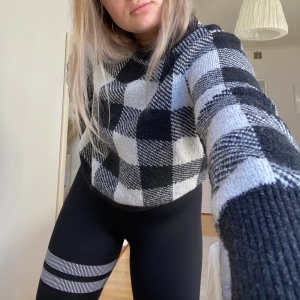 Rutat stickat - Säljer denna rutade stickade tröjan ifrån H&M. Pga att min stiländrats. Den är storlek S men funkar även på mig som är M. Den är använd några gånger. Säljer den för 90kr plus frakt.⭐️🌟💫✨⚡️ kontakta för mer information!