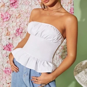 Supersöt vit blus/topp - Super fin!!! Säljer då jag råkade beställa dubbletter!