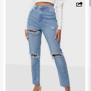 Jeans från bianca ingrossos Edit för Nelly  - Jeans med slitningar. Rak passform men sitter nog lösare på en person som inte har så mycket lår. Använd Max 2-3 gånger så i mycket bra skick. Jag har klippt två slitsar vid anklarna som syns på bild två. 