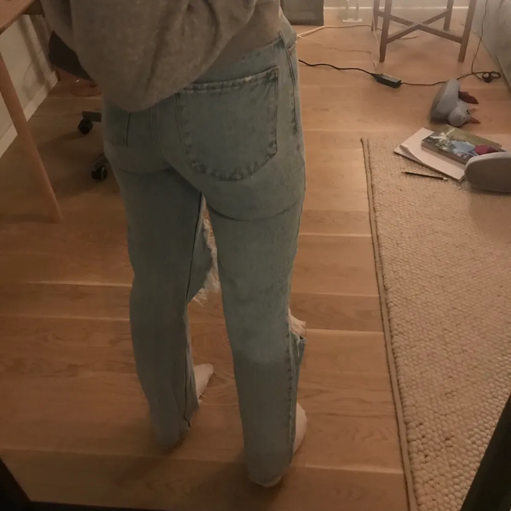 Säljer ett par skit snygga långa jeans. Jag är 1,70 och passar i längden för mig. Buda från 150kr . Jeans & Byxor.