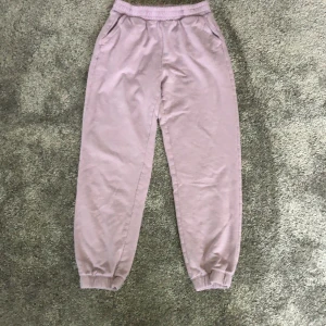 Ljus lila mjukis byxor lindex  - Ett par mjukis byxor från lindex sälj på grund av att jag inte använder dem har använt typ 3-4 gånger och klåparen står för frakt 