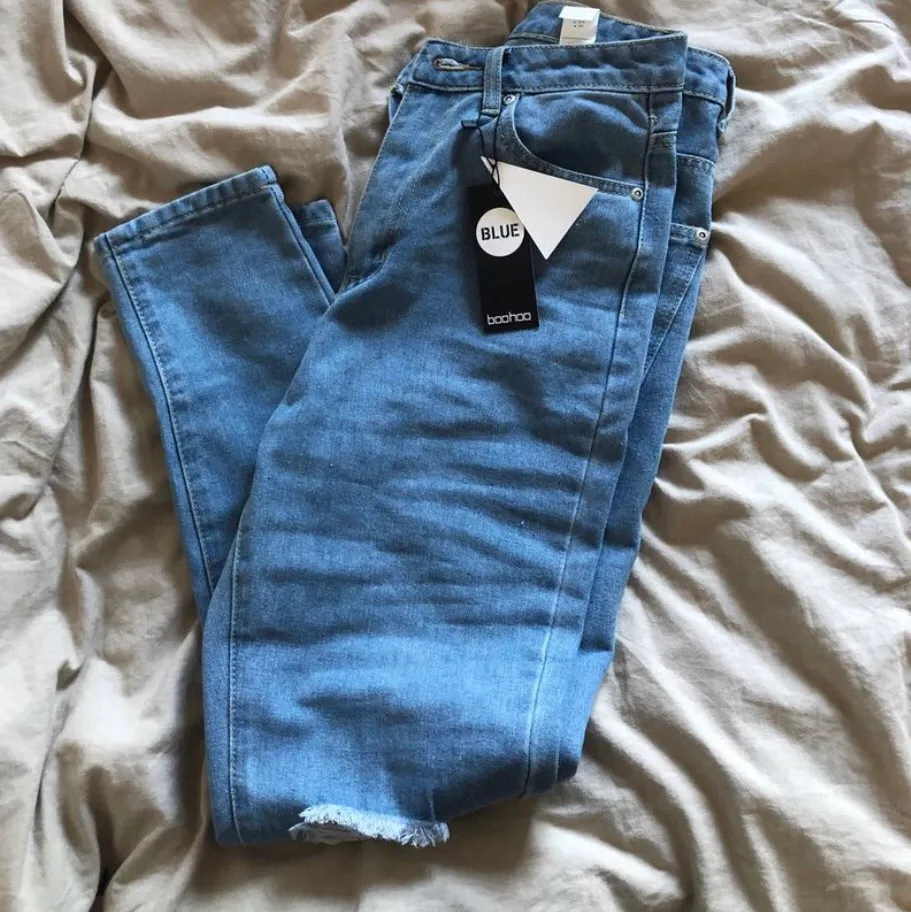 Mom Jeans från Boohoo, helt nya med taggen kvar! Säljer pågrund av att de inte passade mig. . Jeans & Byxor.