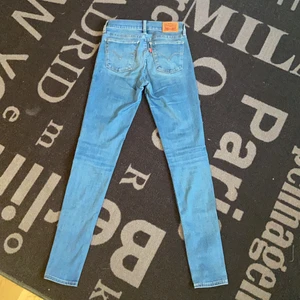 Levis Jeans - Supersnygga Levis jeans som tyvärr inte passar mig längre❣️Jag är 1:55 så dom är lite för långa på mig