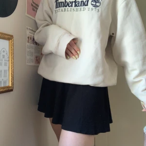 trendig kjol - svart trikåkjol som börjar bli väldigt trendigt på senaste och passar perfekt med en sweater💕 finns en mindre dragkedja bak