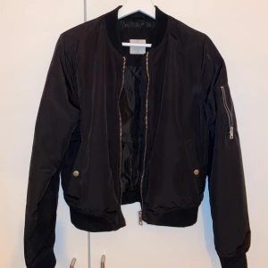 Bomberjacka Vero Moda - Superball och trendig bomberjacka från Vero Moda! Den är i nyskick och jättefräsch. Jackan passar till alla outfits och går att klä upp och ner. Den är i storlek M men passar även XS-S