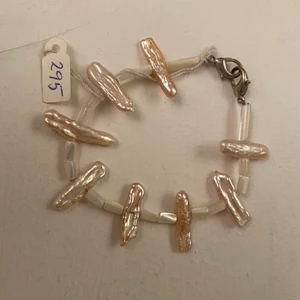 Armband - Säljer ett jättefint armband, helt nytt och aldrig använt från Desert Design! Äkta pärlemor. Nypris: 295 kr mitt pris: 100 kr har två andra annonser där jag säljer ett exakt likadant armband så om ni är intresserade av fler finns det! ☺️ Hör av er vid frågor och funderingar! Köparen står för frakt 