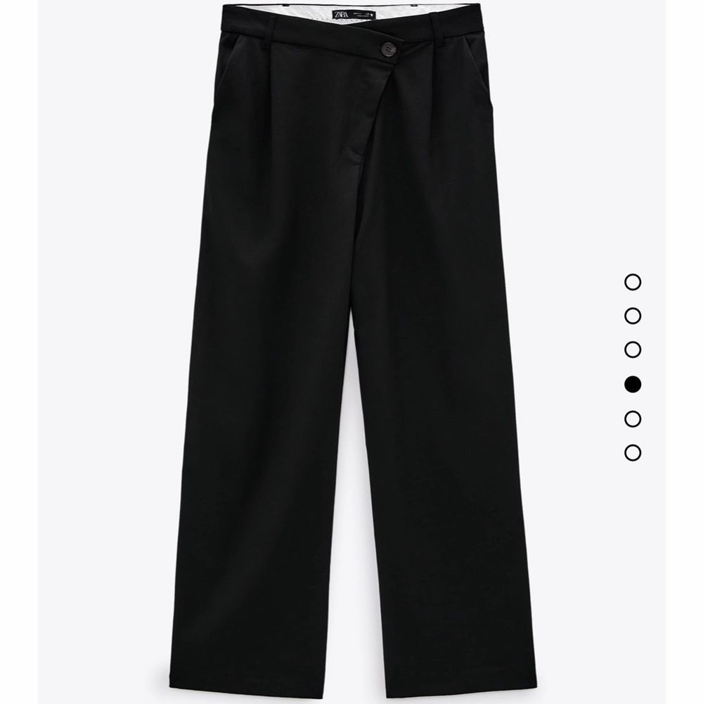 FULL LENGTH ASYMMETRIC TROUSERS Säljer helt nya och slutsålda kostymbyxor från ZARA som är köpta för 360 kr. Säljer dem pga dem är för långa och för stora för mig som är 158 cm lång. Dem är i minsta storleken, XS, men skulle nog säga att dem är S. Vid mycket intresse så blir det bud . kom privat om fler bilder eller frågor ❣️ ✨FRAKT TILLKOMMER PÅ 66 KR✨. Jeans & Byxor.