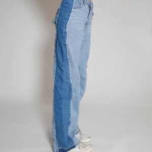 Striped jeans - Högmidjade jeans i rak och lös fit. Påsydda revärer på sidorna i mörkare tvätt. Ursprungligen H&M jeans som är omgjorda av Scannable UF. Genom att skanna en QR-kod som finns fäst på plagget kan du läsa mer om materialet och dess miljöpåverkan! 😆✨💖