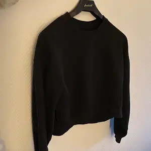 Croppad sweatshirt från Bershka🤎🤎 Storlek M men passar även S