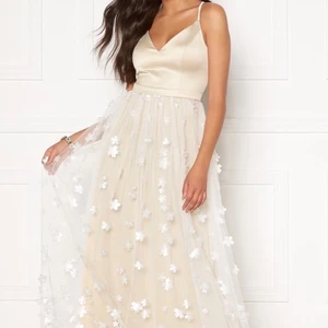 Balklänning  - Säljer min fina balklänning pga för liten för mig! Helt oanvänd med prislapp kvar. Klänningen är champagnefärgad från Moments och köpt för 2699.            (Pris kan diskuteras)