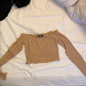 Offshoulder tröja bik bok oanvänd - Helt ny oanvänd offshoulder tröja från bikbok, hyfsat croppad. Endast lapparna som är avtagna men helt oanvänd. Inköpt för 199kr. Jättefin ljusbrun färg som är supersnygga när man fått färg i sommar