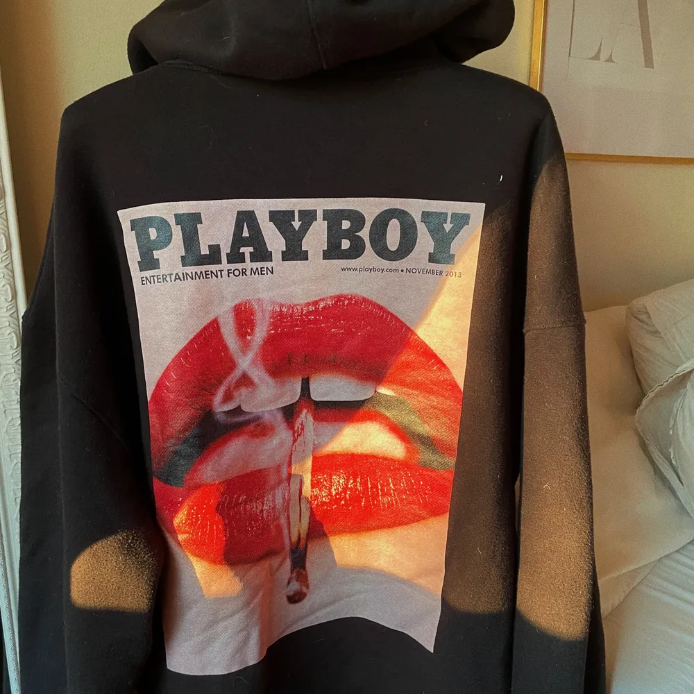 trendig och snygg Playboy hoodie 💓 köpt på missguided för 680kr + frakt. Hoodie är i fint skick och trycket på ryggen är helt💓 dm för fler bilder och frågor. HÖGSTA BUD 430kr!!!. Hoodies.