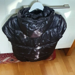 En hoodie väst jacka  - Säljer min väst hoodie jacka som är I mycket bra skick och passar till allt. Passar från xxs TII m beror på hur man vill ha på sig. Finns fler bilder ⁸