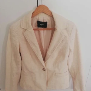 Manchester kavaj - Kavajen är i bra skick knappt andvänd, säljer då den bara ligger hemma utan användning. Från bikbok i storlek xs köparen står för frakt 